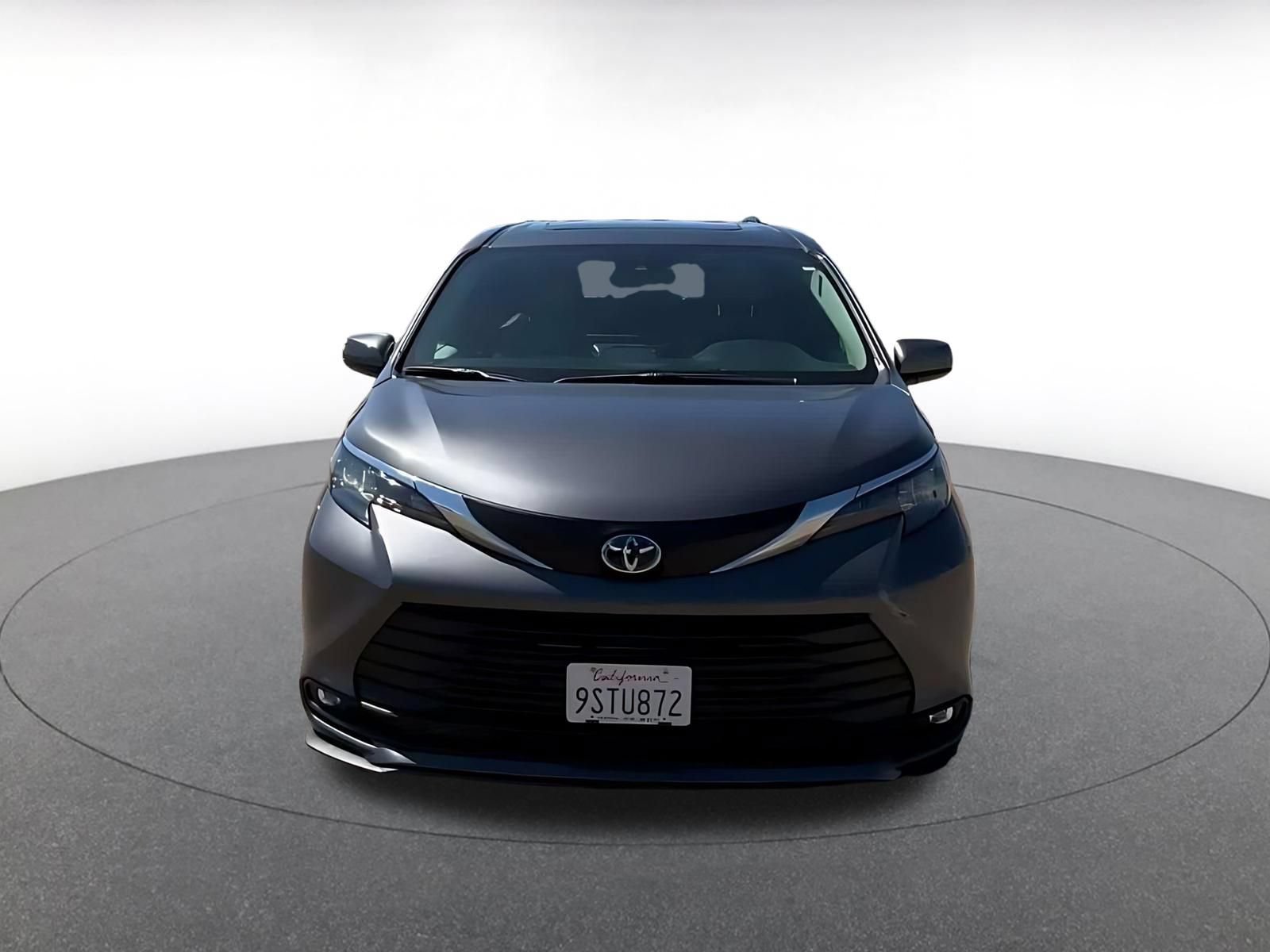 Used 2025 Toyota Sienna XLE FWD image 4