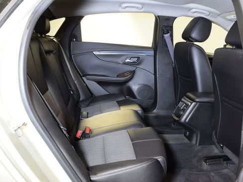 Used 2015 Chevrolet Impala LT w/ Convenience Package image 29