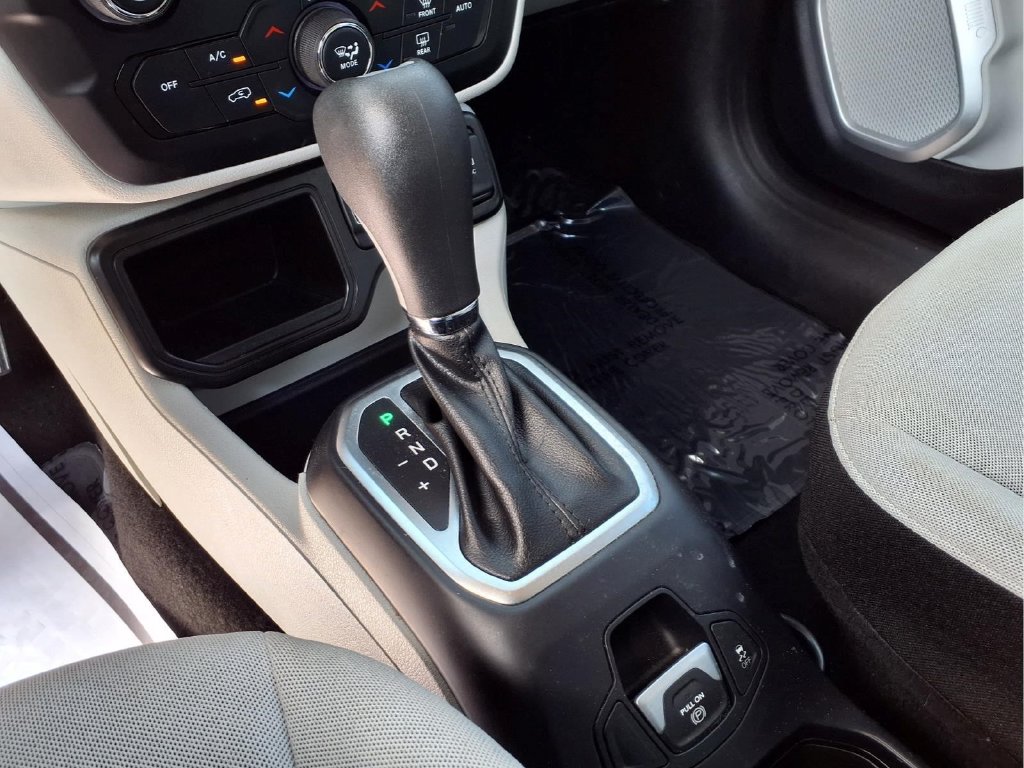 Used 2021 Jeep Renegade Latitude FWD image 14
