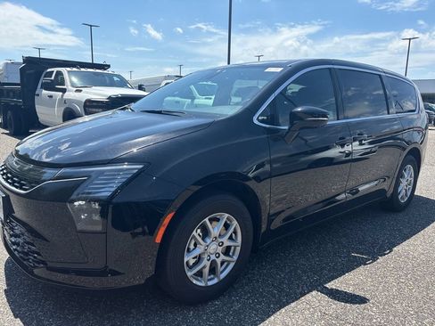 New 2027 Chrysler Pacifica Select FWD image 5