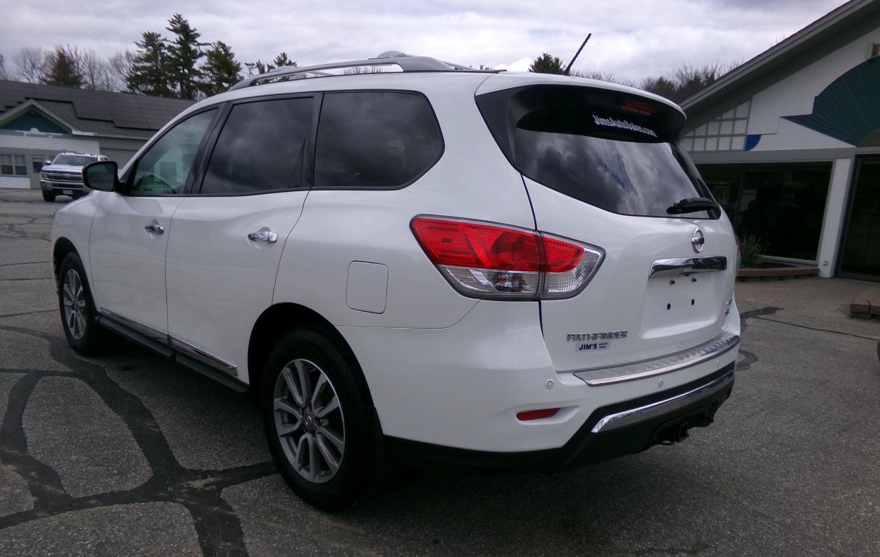 Used 2015 Nissan Pathfinder SL w/ SL Tech Package FWD image 3