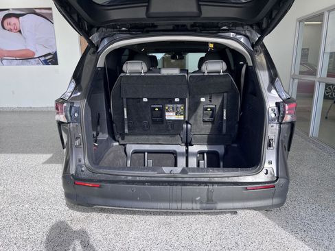 Used 2025 Toyota Sienna XLE image 15