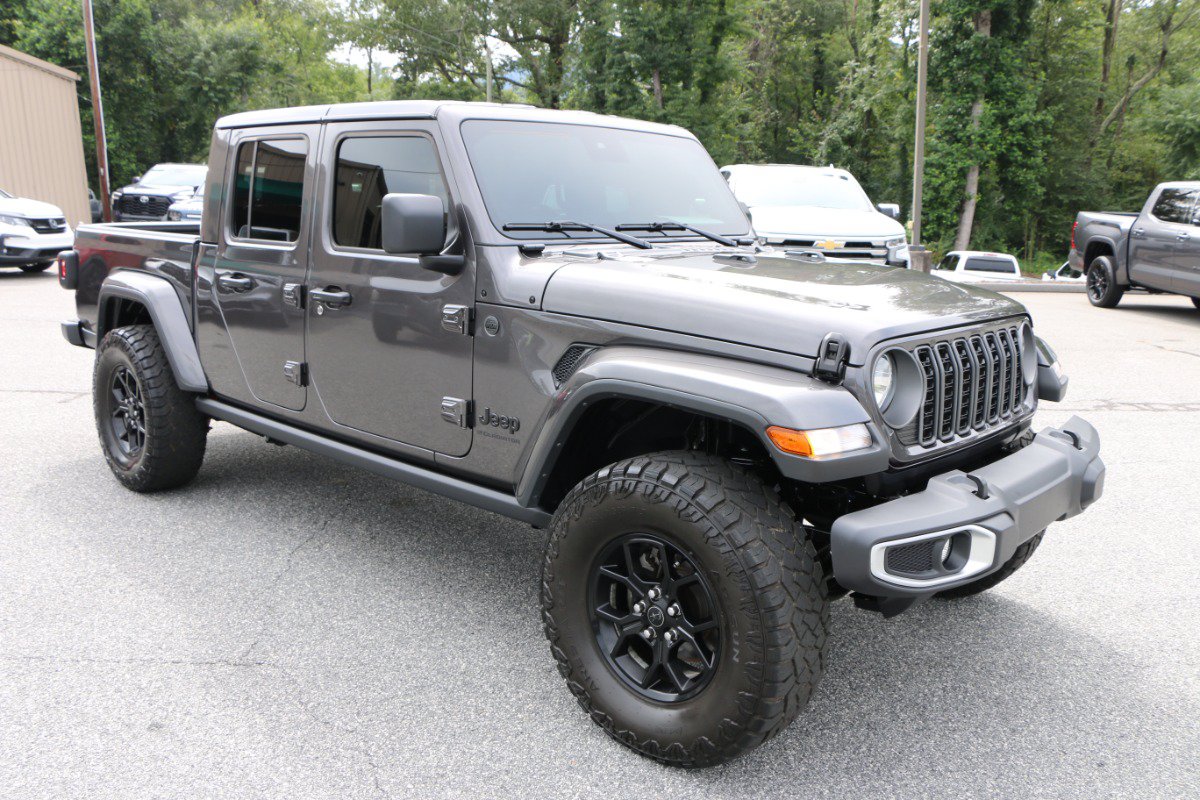 Used 2025 Jeep Gladiator Sport AWD/4WD image 10