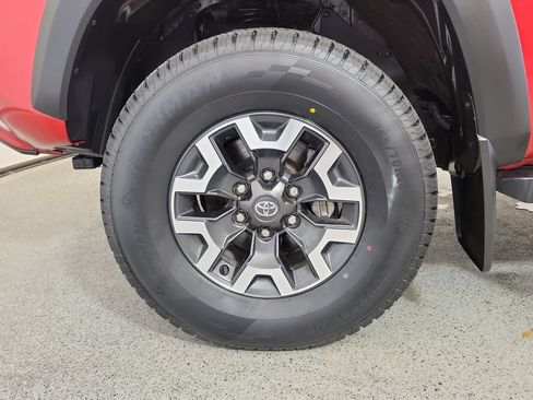 Used 2022 Toyota Tacoma TRD Off-Road w/ Technology Package AWD/4WD image 9
