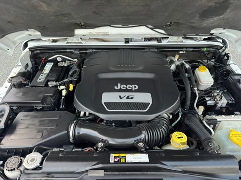 Used 2015 Jeep Wrangler Unlimited Sahara w/ Dual Top Group AWD/4WD image 21