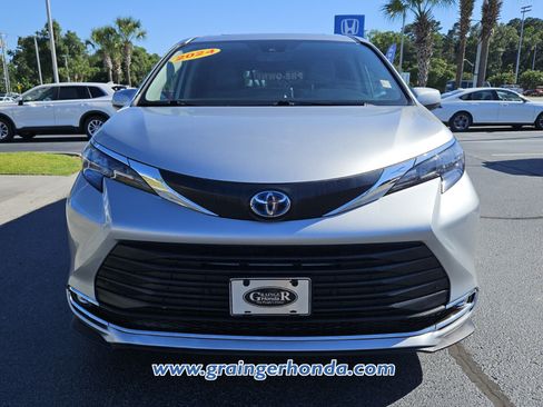 Used 2024 Toyota Sienna XLE FWD image 8