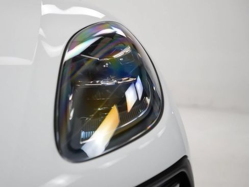 Certified 2026 Porsche Macan AWD/4WD image 8