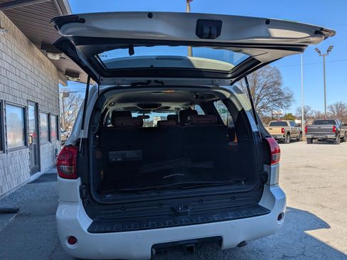 Used 2014 Toyota Sequoia Platinum image 31