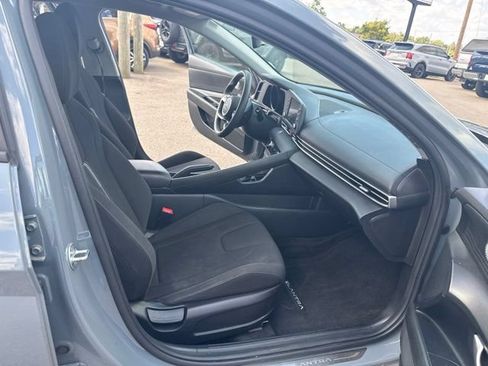 Used 2022 Hyundai Elantra SEL FWD image 9