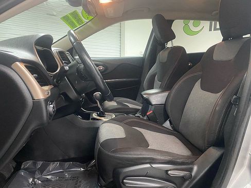 Used 2014 Jeep Cherokee Latitude image 11