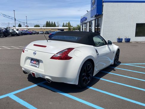 Used 2016 Nissan 370Z Roadster image 6