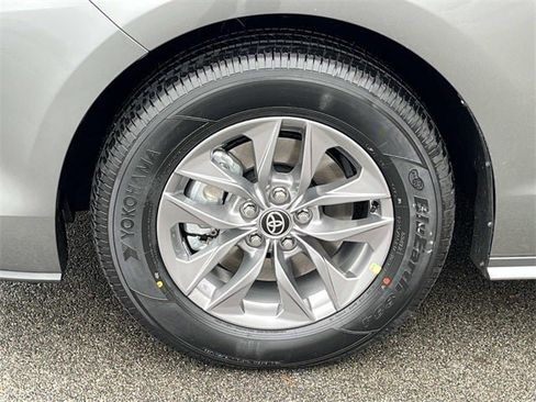 New 2026 Toyota Sienna LE image 12