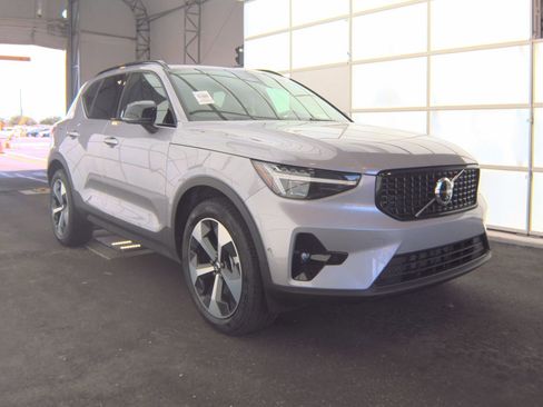 Used 2026 Volvo XC40 B5 Plus AWD/4WD image 2