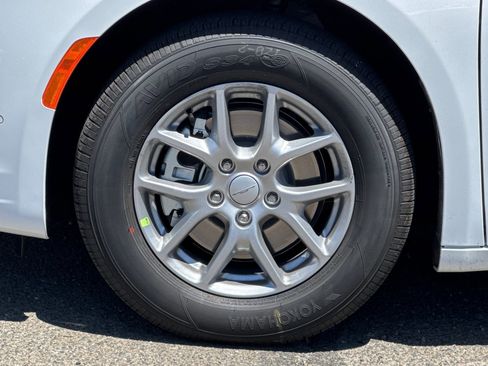 New 2027 Chrysler Pacifica Select FWD image 23