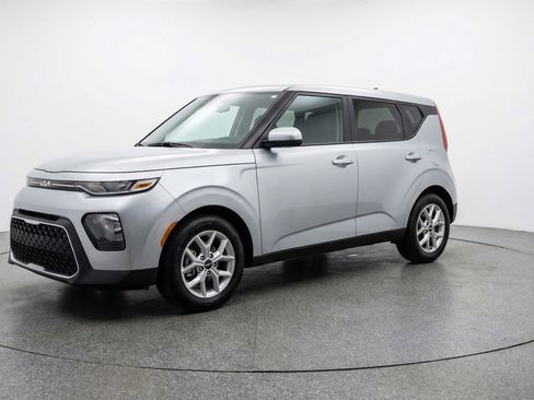 Used 2025 Kia Soul LX w/ LX Technology Package FWD image 3