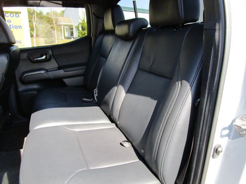 Used 2019 Toyota Tacoma TRD Off-Road image 11