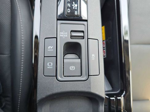 Used 2025 Toyota Prius XLE FWD image 31