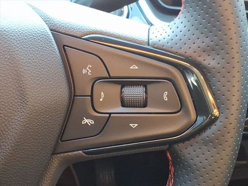 Used 2025 Chevrolet Trax RS w/ Sunroof Package image 15