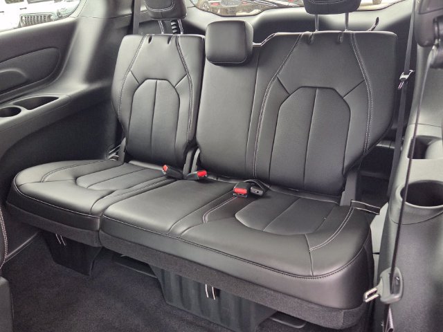 New 2027 Chrysler Pacifica Select FWD image 13
