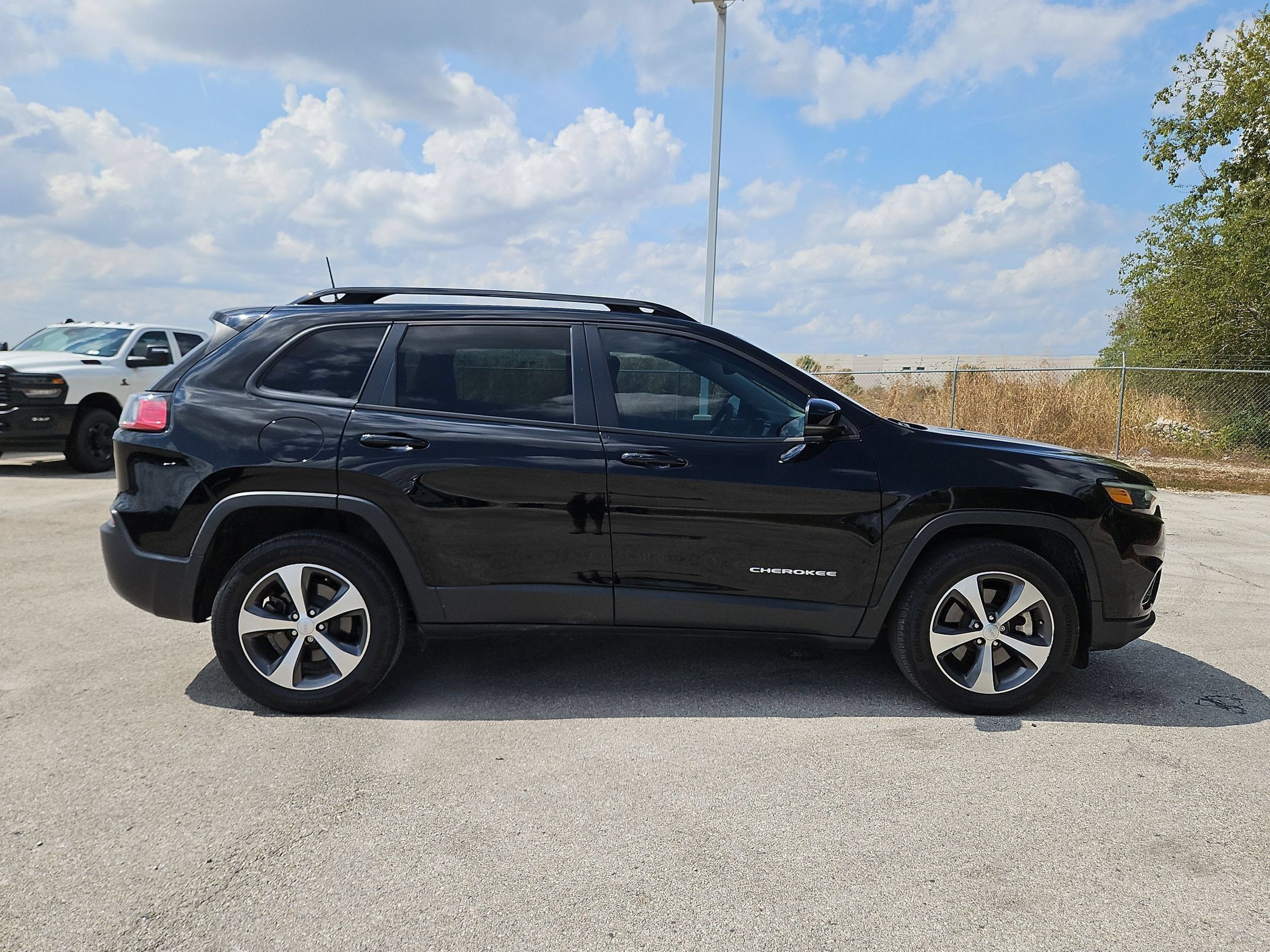 Used 2022 Jeep Cherokee Limited AWD/4WD image 2