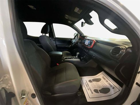 Used 2018 Toyota Tacoma TRD Sport image 24