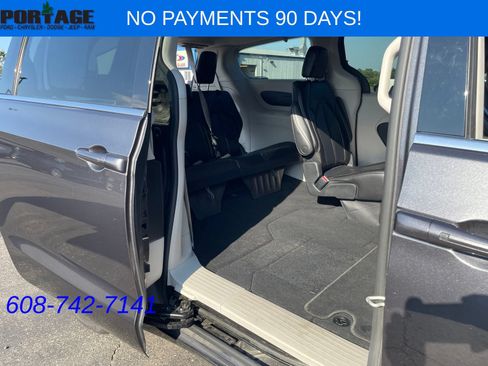 Used 2023 Chrysler Pacifica Touring-L FWD image 11