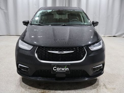 Used 2023 Chrysler Pacifica Touring-L image 8