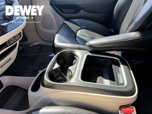 Used 2023 Chrysler Pacifica Touring-L FWD image 23