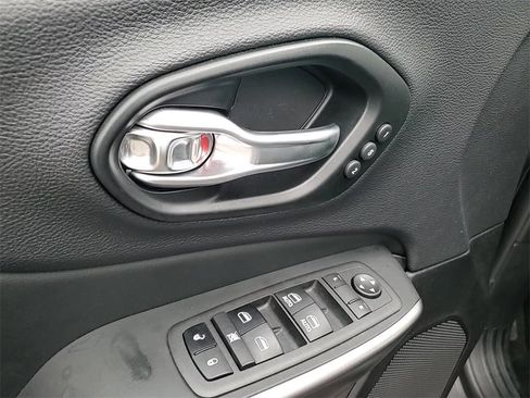 Used 2022 Jeep Cherokee Limited image 10