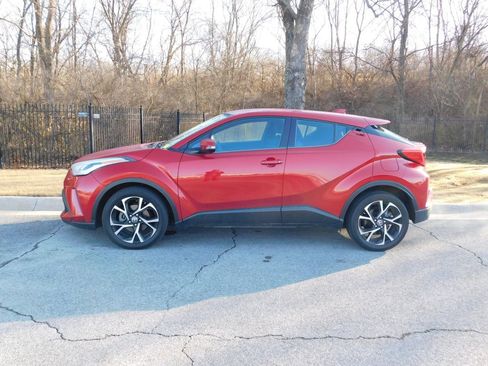 Used 2020 Toyota C-HR XLE image 2