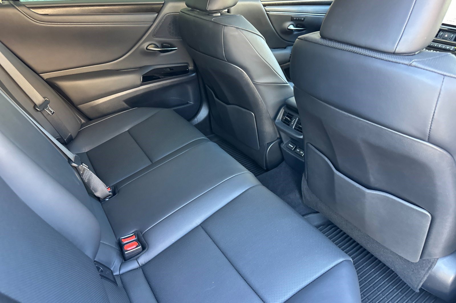 Used 2025 Lexus ES 300h F Sport w/ Accessory Package (Z1) FWD image 32