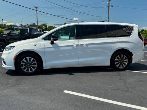 Used 2024 Chrysler Pacifica Limited FWD image 6