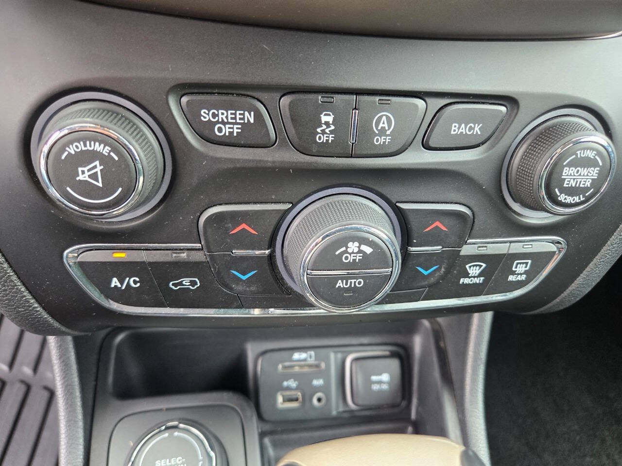 Used 2015 Jeep Cherokee Limited w/ Technology Group AWD/4WD image 22