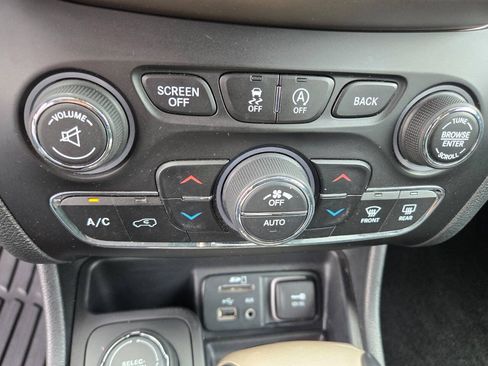 Used 2015 Jeep Cherokee Limited w/ Technology Group AWD/4WD image 22