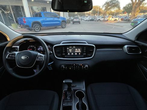 Used 2020 Kia Sorento LX image 10
