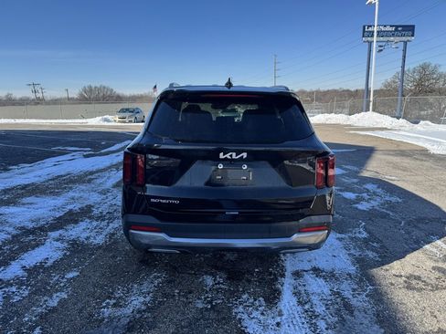 Used 2024 Kia Sorento S image 6