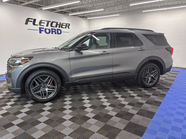 Used 2025 Ford Explorer ST-Line w/ ST-Line Street Pack AWD/4WD image 3