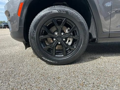 Used 2024 Jeep Grand Cherokee Altitude RWD image 53