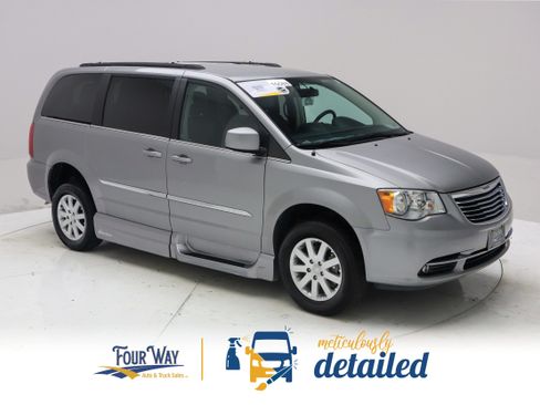 Used 2015 Chrysler Town & Country Touring FWD image 2