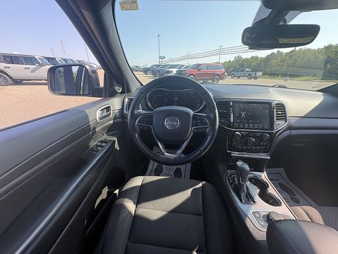 Used 2019 Jeep Grand Cherokee Laredo AWD/4WD image 22