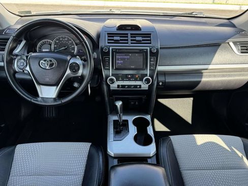 Used 2014 Toyota Camry SE w/ Moonroof Package FWD image 2