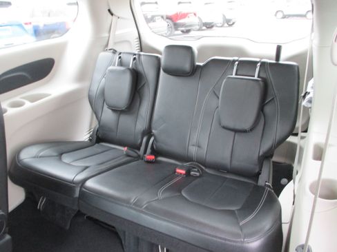 Used 2024 Chrysler Pacifica Touring-L FWD image 12