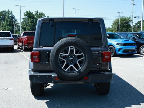 Used 2025 Jeep Wrangler Unlimited Sahara AWD/4WD image 6