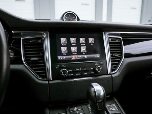 Used 2018 Porsche Macan S image 10