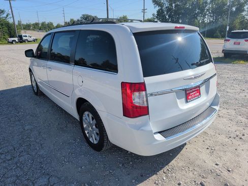 Used 2015 Chrysler Town & Country Touring FWD image 5