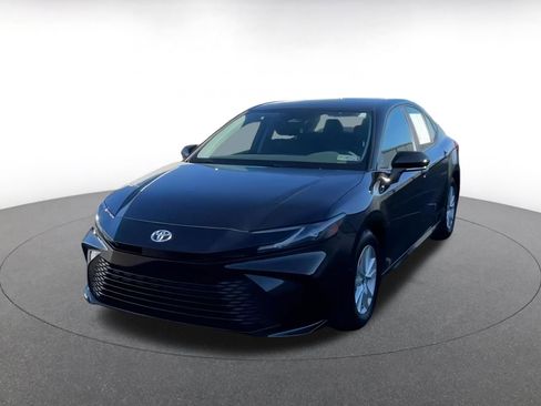 Used 2025 Toyota Camry LE image 3