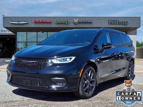 Used 2026 Chrysler Pacifica Limited w/ Uconnect Theater Family Group FWD image 1