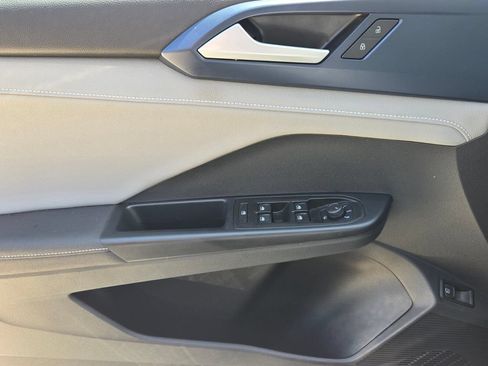 Certified 2024 Volkswagen Taos SE FWD image 28
