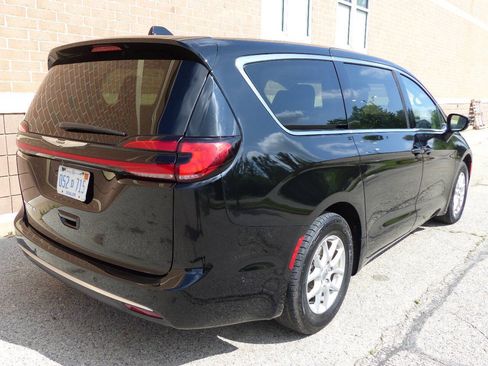 Used 2024 Chrysler Pacifica Touring-L FWD image 10