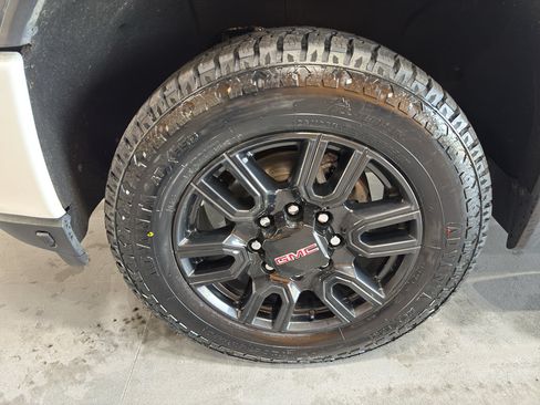 Used 2022 GMC Sierra 2500 AT4 w/ AT4 Premium Plus Package AWD/4WD image 9